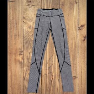 Victoria’s Secret Sport leggings black white small